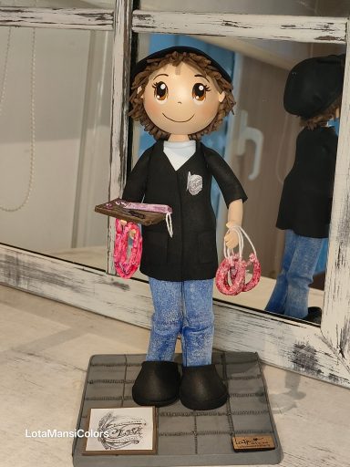 Fofucha personalizada mujer, con bata negra de charcutera, con salchichas, butifarras y una tabla con fuet cortado