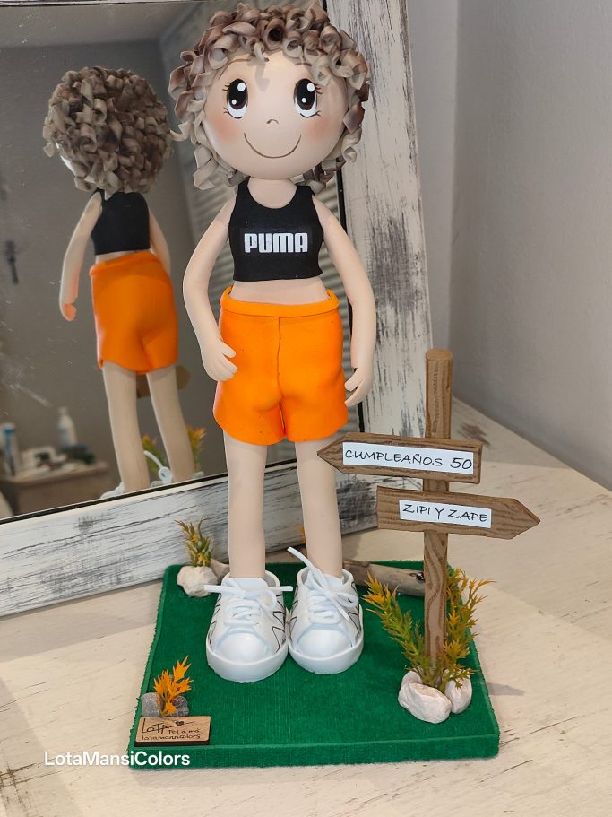 Muñecacon ropa deportiva, en un paisaje con letreros de dirección.