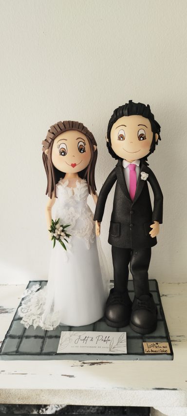 fofuchas personalizadas, novios, ella con el vestido blanco de encaje, el con traje azul marino y corbata rosa