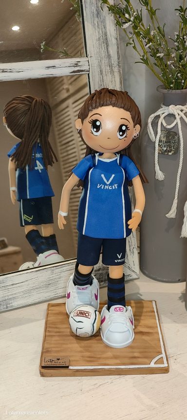 Fofucha personalizada, con equipación de futbol en azul y blanco, con un balón en los pies