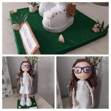 Fofucha personalizada de comunión con su vestido blanco, sus bambas a juego, con el pelo semi recogido castaño y con gafas moradas