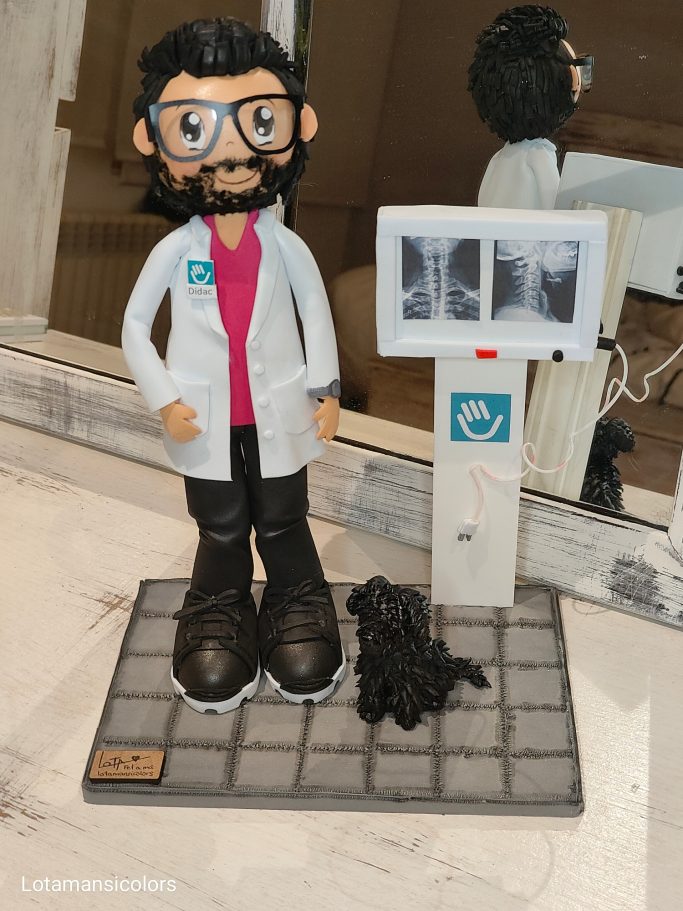 Fofucha de un médico con gafas, con un perro negro, junto a una máquina de rayos X.