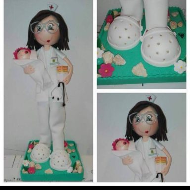 Figura de una enfermera con gafas que sostiene un bebé, decorada con flores.