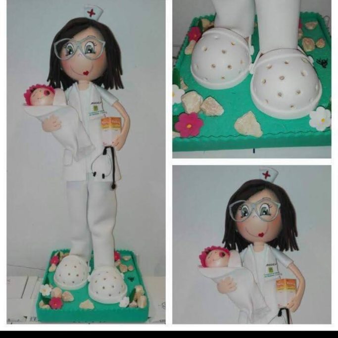 Figura de una enfermera con gafas que sostiene un bebé, decorada con flores.