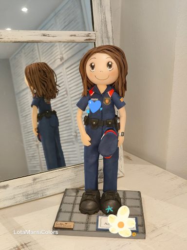 fofucha de policía con uniforme, y una sonrisa .