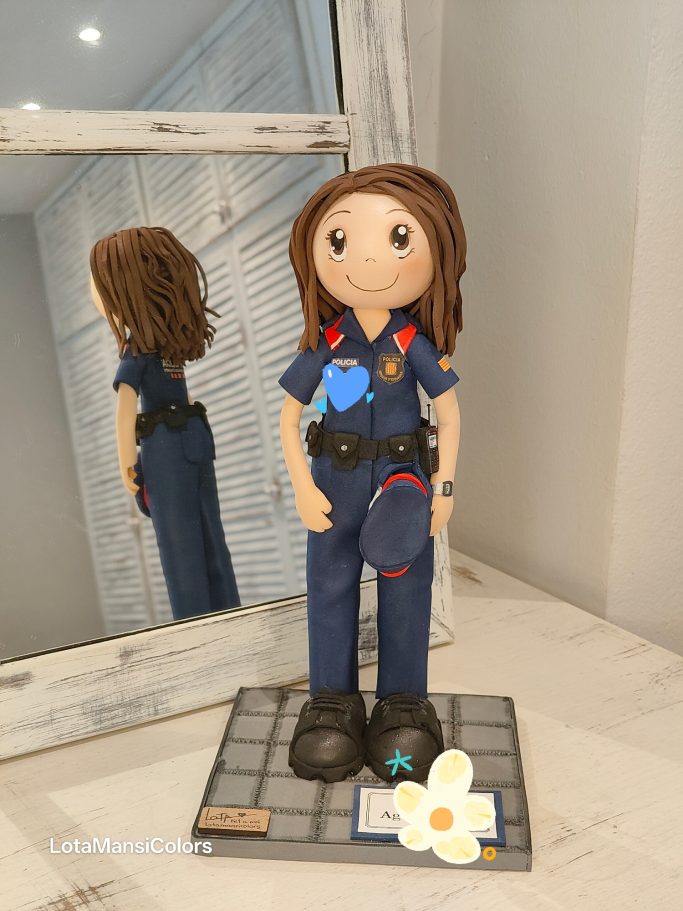 Muñeca de policía con uniforme, sonrisa .