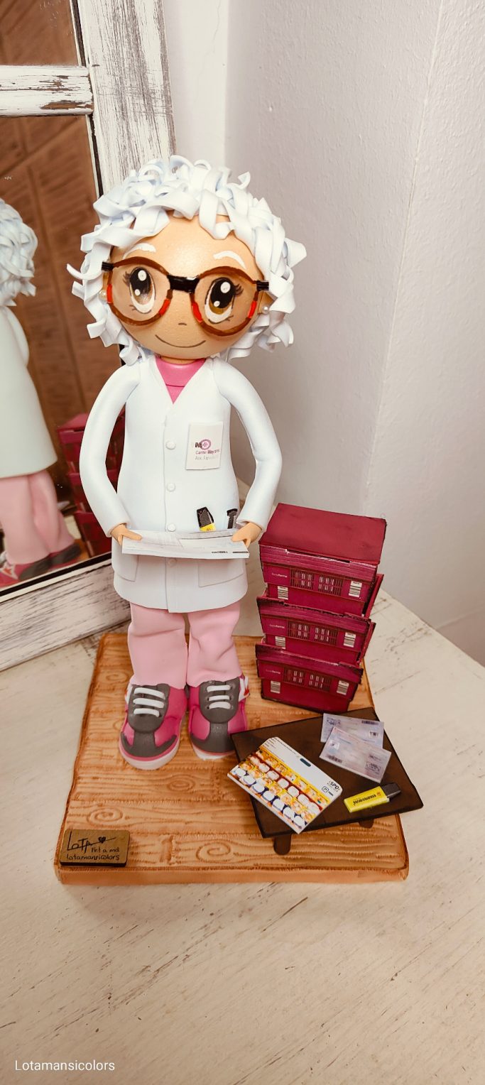 Fofucha con cabello blanco rizado, gafas y blusa blanca, junto a varias cajas de farmacia