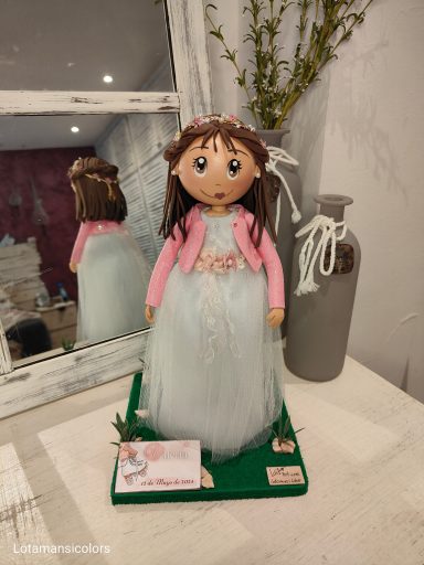 Fofucha personalizada, de comunión con su vestido de tul blanco, cinturón de flores y chaqueta rosa.