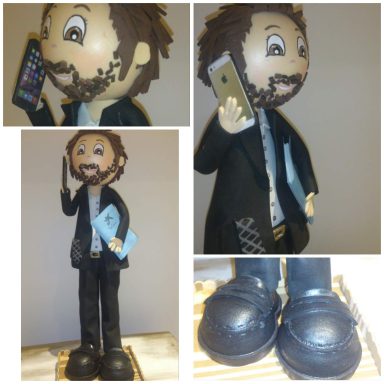fofucha personalizada hombre de pelo corto y barba con traje, con una carpeta de trabajo, la corbata en el bolsillo y hablando con un iphone