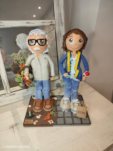pareja de fofuchas personalizadas.Hombre con gafas, bigote y un cesto lleno de verduras y una mujer costurera con cinta métrica y agujas.
