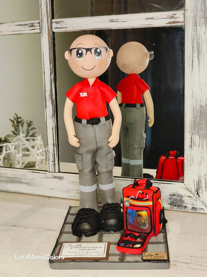 Fofucha de hombre con camisa roja y mochila roja de sanitario de ambuláncia.