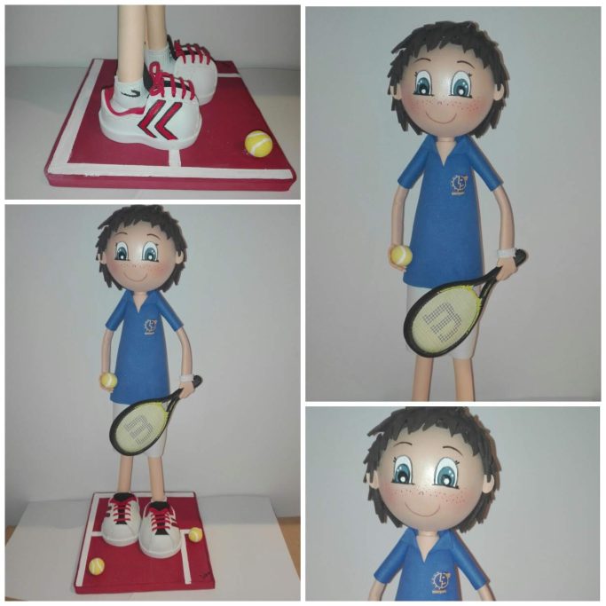 Muñecode pie con raqueta de tenis y pelota, sobre una base de tenis.