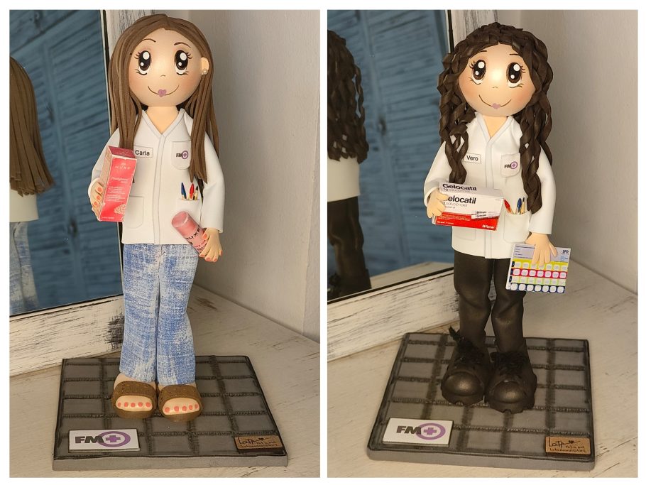 Muñecas de dos chicas con ropa casual y bata blanca  y detalles de maquillaje y medicamentos en un fondo neutro.