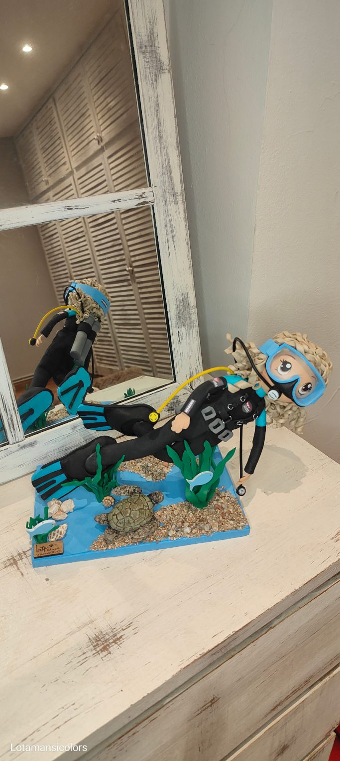 Muñeca con traje de buzo y gafas en el fondo del mar con peces y una tortuga