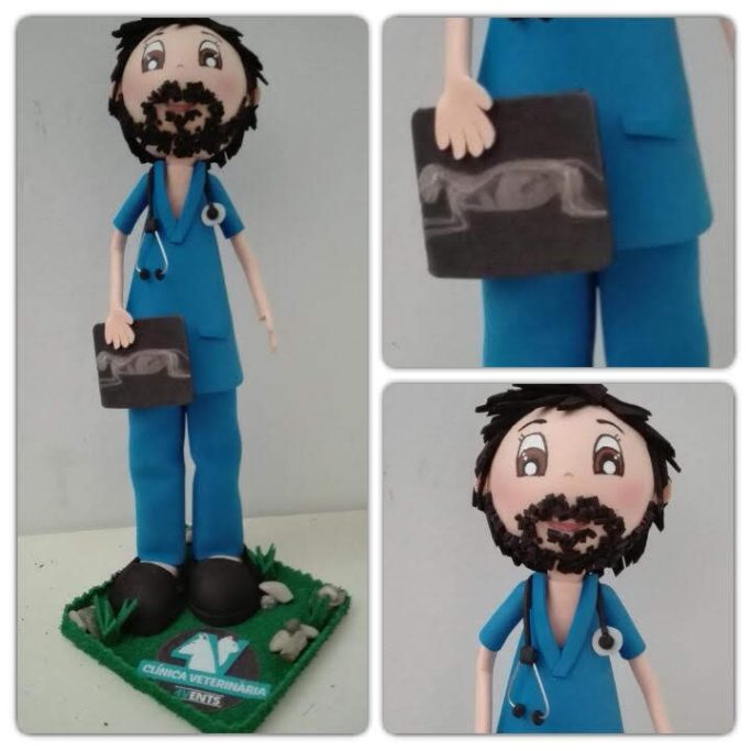 Fofucha veterinario uniforme azul y una radiografia de un perro en la mano.