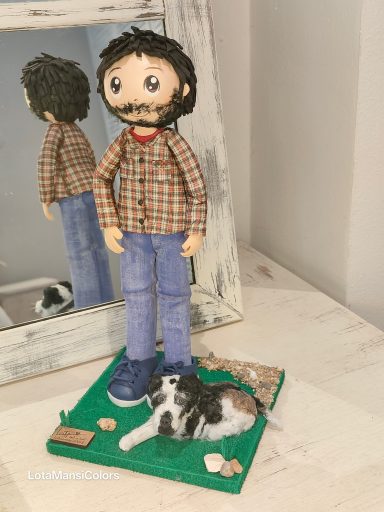 fofucha personalizad hombre con camisa de cuadros y tejanos azules con su  perro al que le falta una patita, sobre una base verde de césped.
