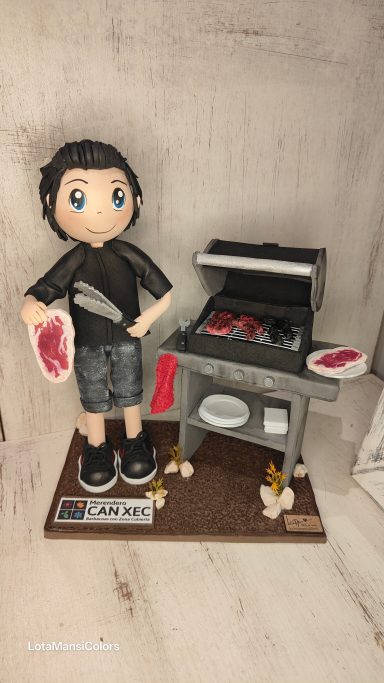 fofucha personalizada,  cocinero  asando carne en una barbacoa, con filetes en la mano. 