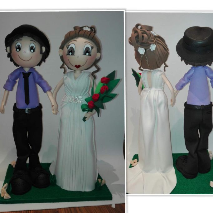 Pareja de novios de boda, sosteniéndose de la mano. Ella lleva ramo de flores.