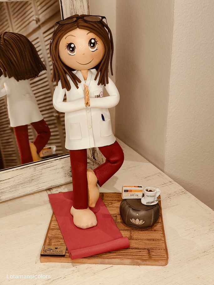 Muñeca de yoga en postura de meditación, junto a productos de cuidado personal.