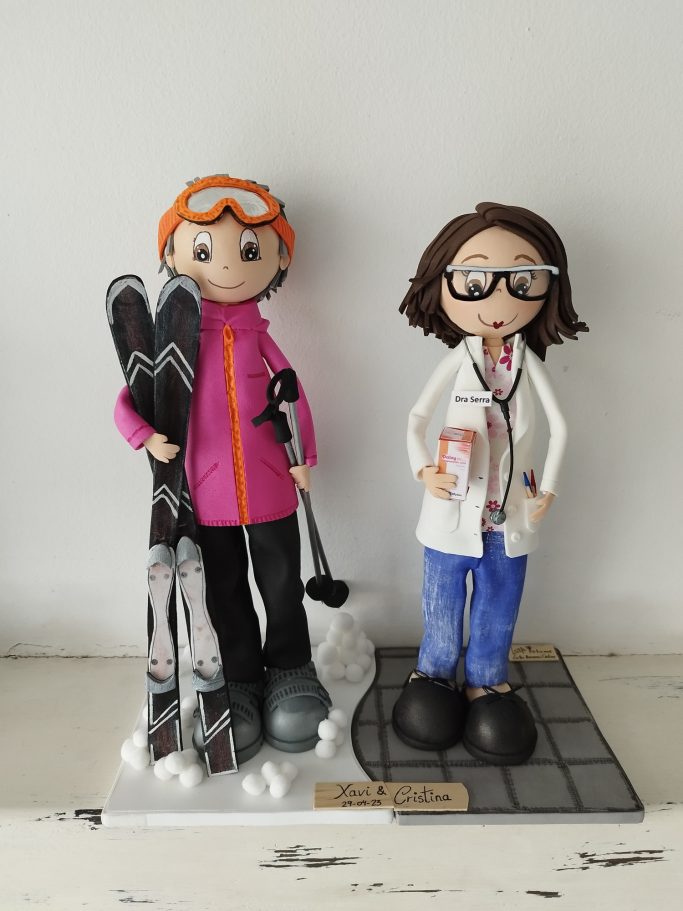 Dos figuras personalizadas: una esquiadora y una doctora, ambas con detalles coloridos.