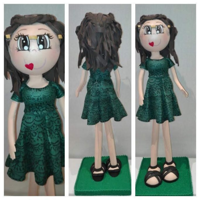 Muñeca  con vestido verde y sandalias negras, vista frontal, lateral y trasera.